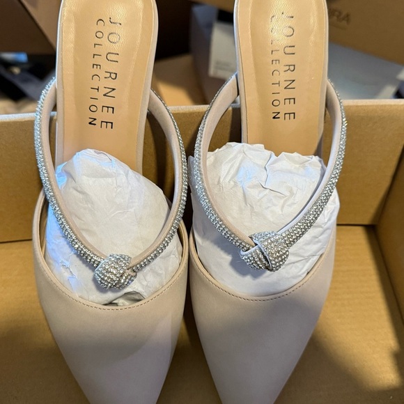 New
Journee Collection
Women's Lunna Rhinestone Knot Dress Pumps size 9 - Picture 8 of 9